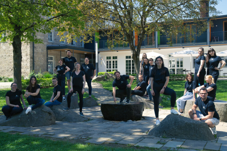 Gruppenfoto Musicalcompany München auf Steinen