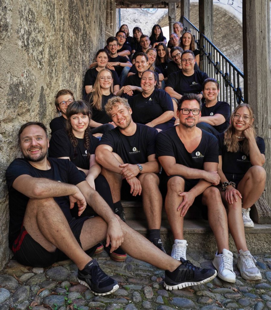 Nahes Gruppenbild der Musicalcompany auf einer Treppe