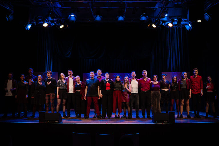 Die Gruppe singt "For your light to shine"