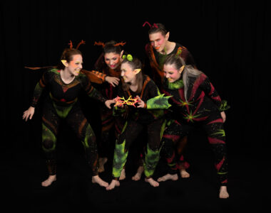 Aliens scharren sich um Puck