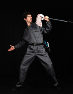 Schnyder singt in einen Wischmop